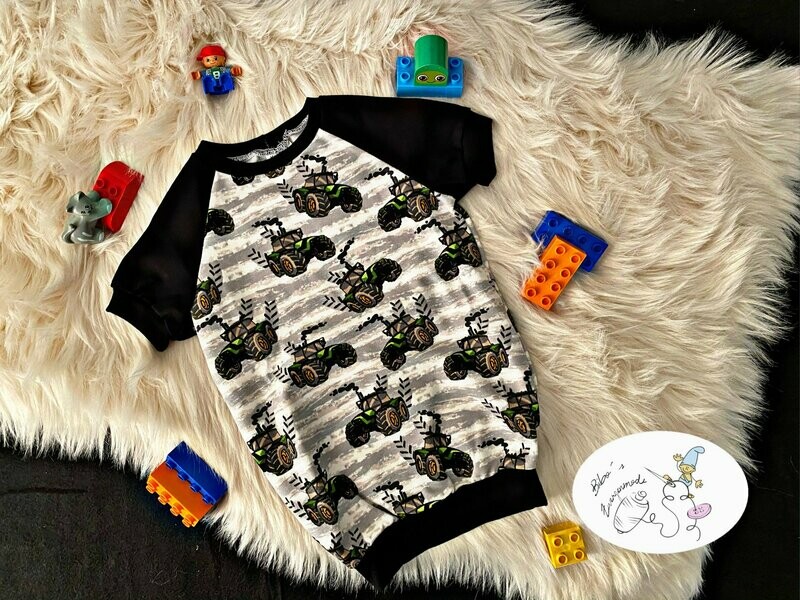 Schönes grau/braunes T-Shirt mit Traktor Muster Schönes grau/braunes T-Shirt mit Traktor Muster