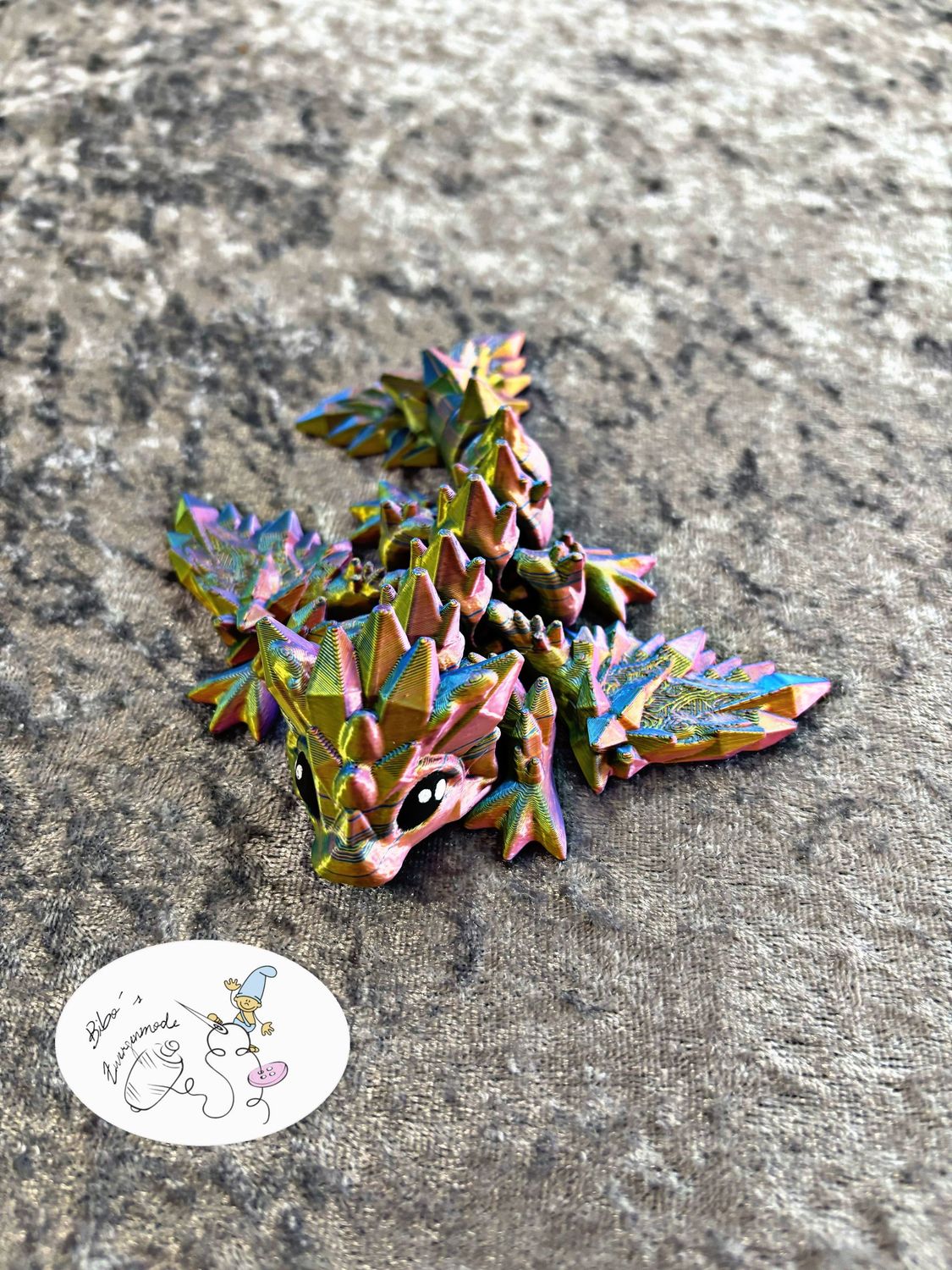 Drache mit Flügel rosa blau grün