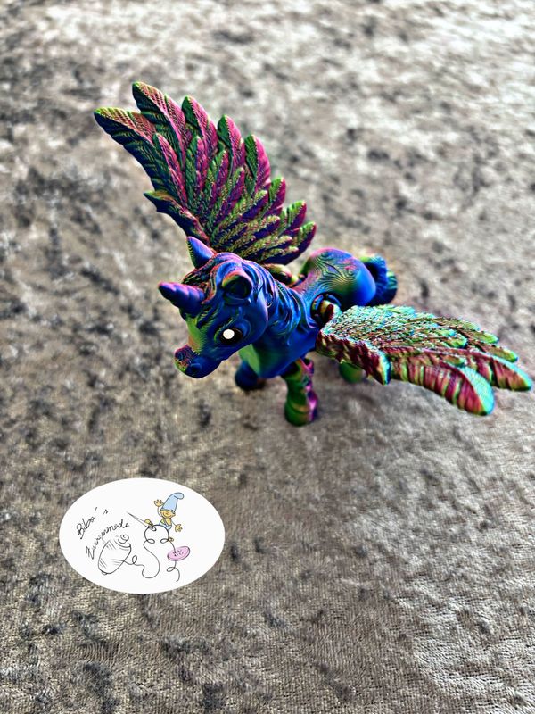 Einhorn mit Flügel lila blau grün Einhorn mit Flügel lila blau grün