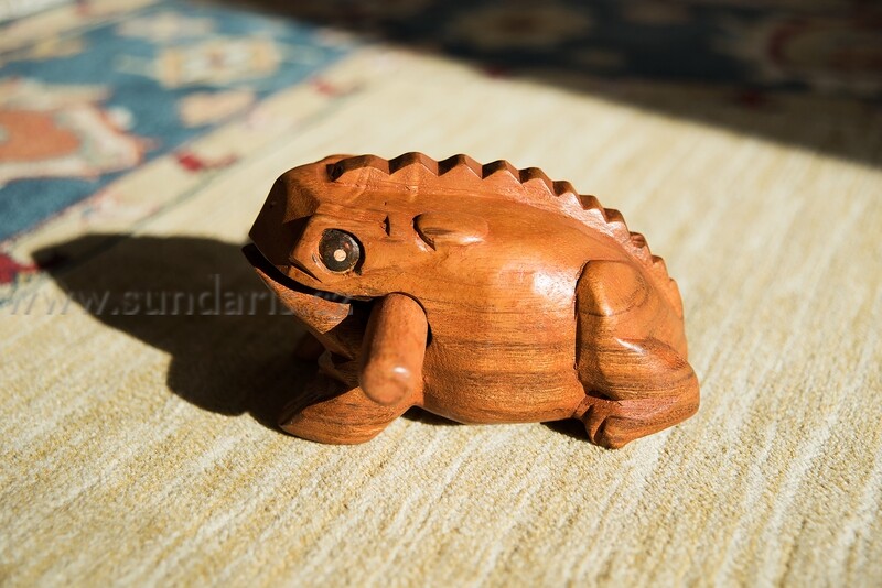 Ozvučná žába ze dřeva 14 cm