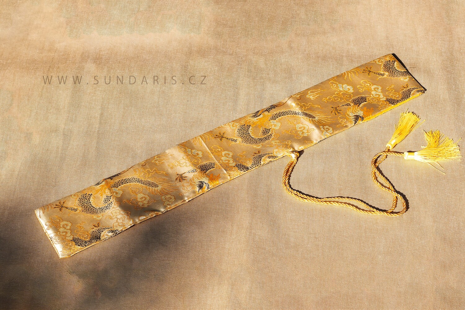Obal pro flétnu z vyšívaného hedvábí zlatý