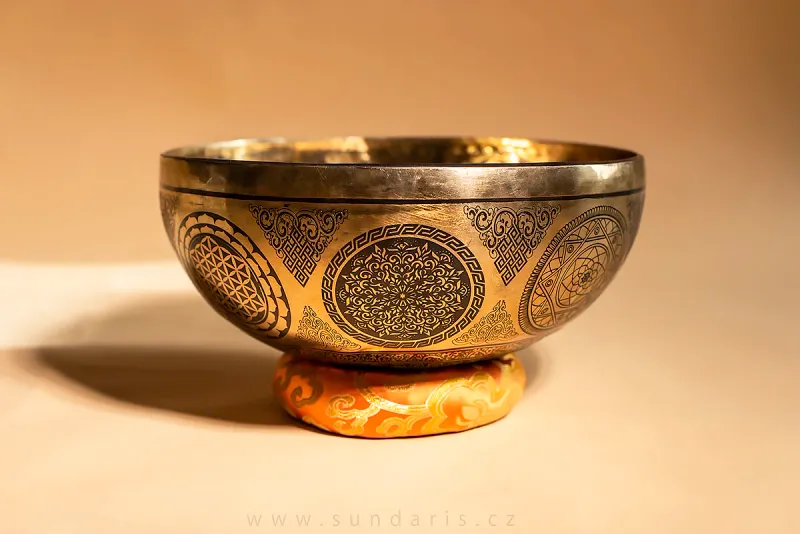 Tibetská Mísa Tepaná Amitabha 2,6 Kg 29 cm
