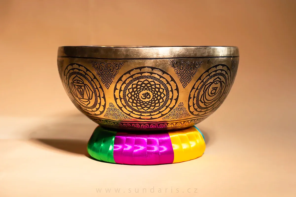 Tibetská Mísa Tepaná Amitabha 5 Elementů 3,38 Kg 31,5 cm