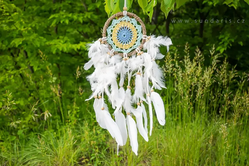 Lapač snů tyrkysový 12 cm – ručně vyráběný indiánský styl Lapač snů tyrkysový 12 cm – ručně vyráběný indiánský styl