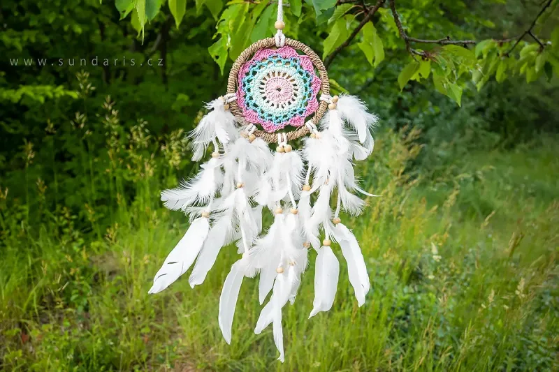 Lapač snů ružový 12 cm – ručně vyráběný indiánský styl Lapač snů ružový 12 cm – ručně vyráběný indiánský styl