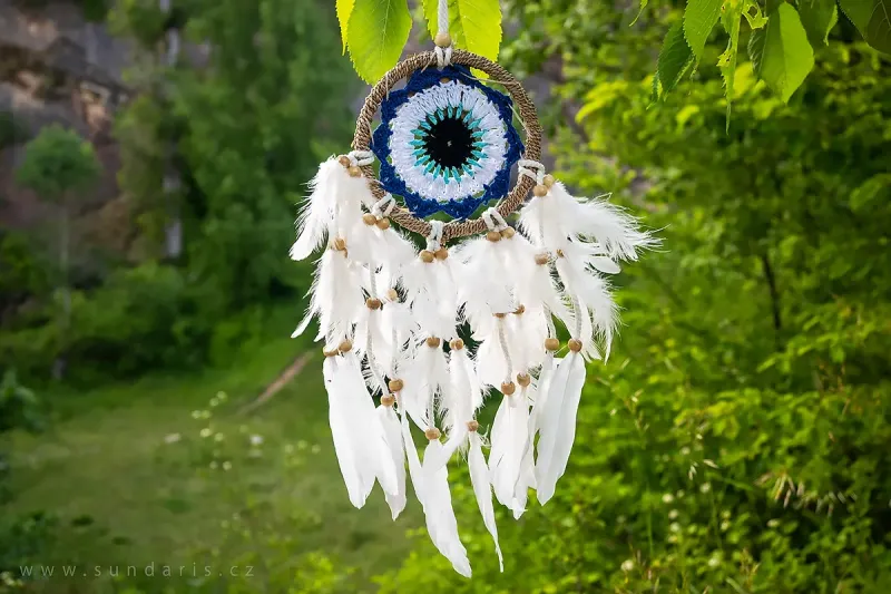 Lapač snů modrý 12 cm – ručně vyráběný indiánský styl Lapač snů modrý 12 cm – ručně vyráběný indiánský styl