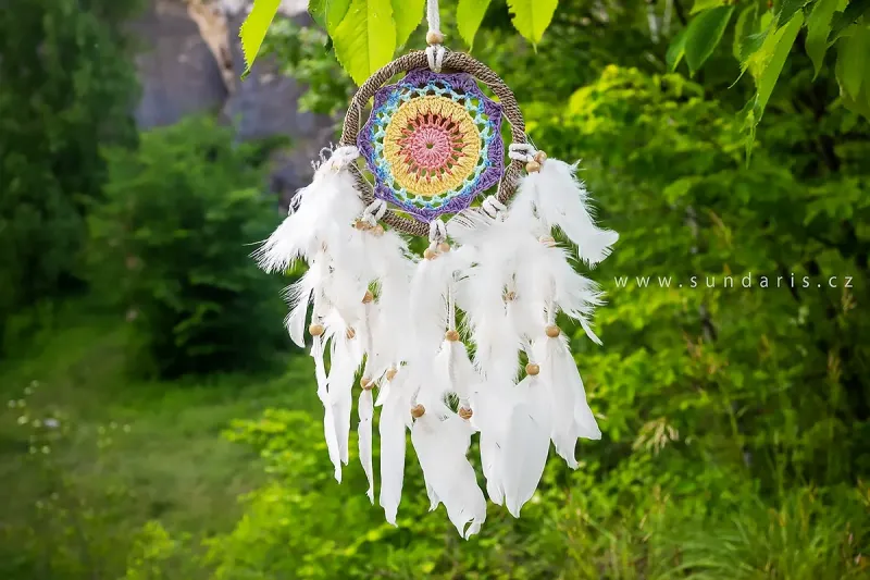 Lapač snů fialový 12 cm – ručně vyráběný indiánský styl Lapač snů fialový 12 cm – ručně vyráběný indiánský styl