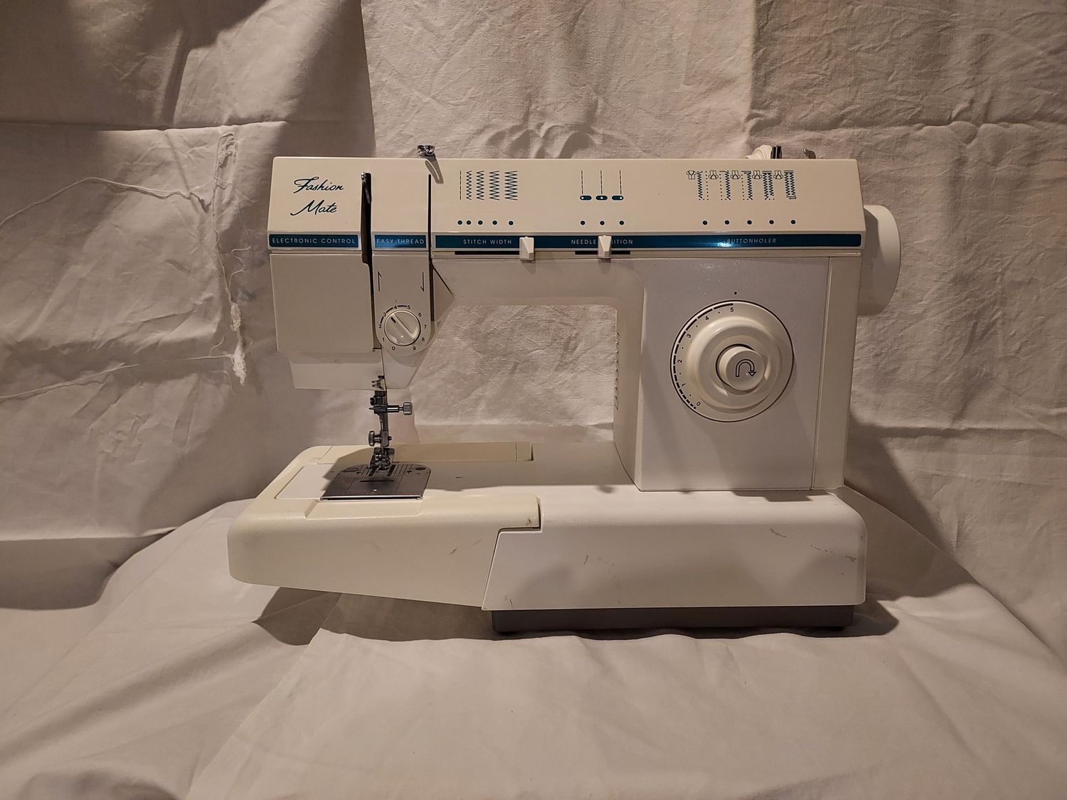 Vintage Singer Fashion Mate 17C Zig-Zag Sewing Machine