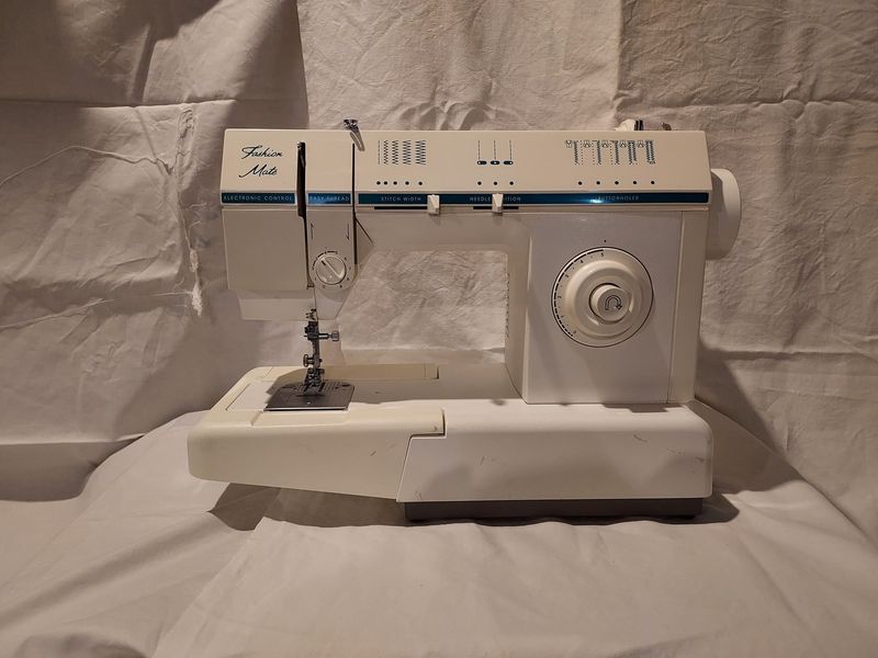 Vintage Singer Fashion Mate 17C Zig-Zag Sewing Machine