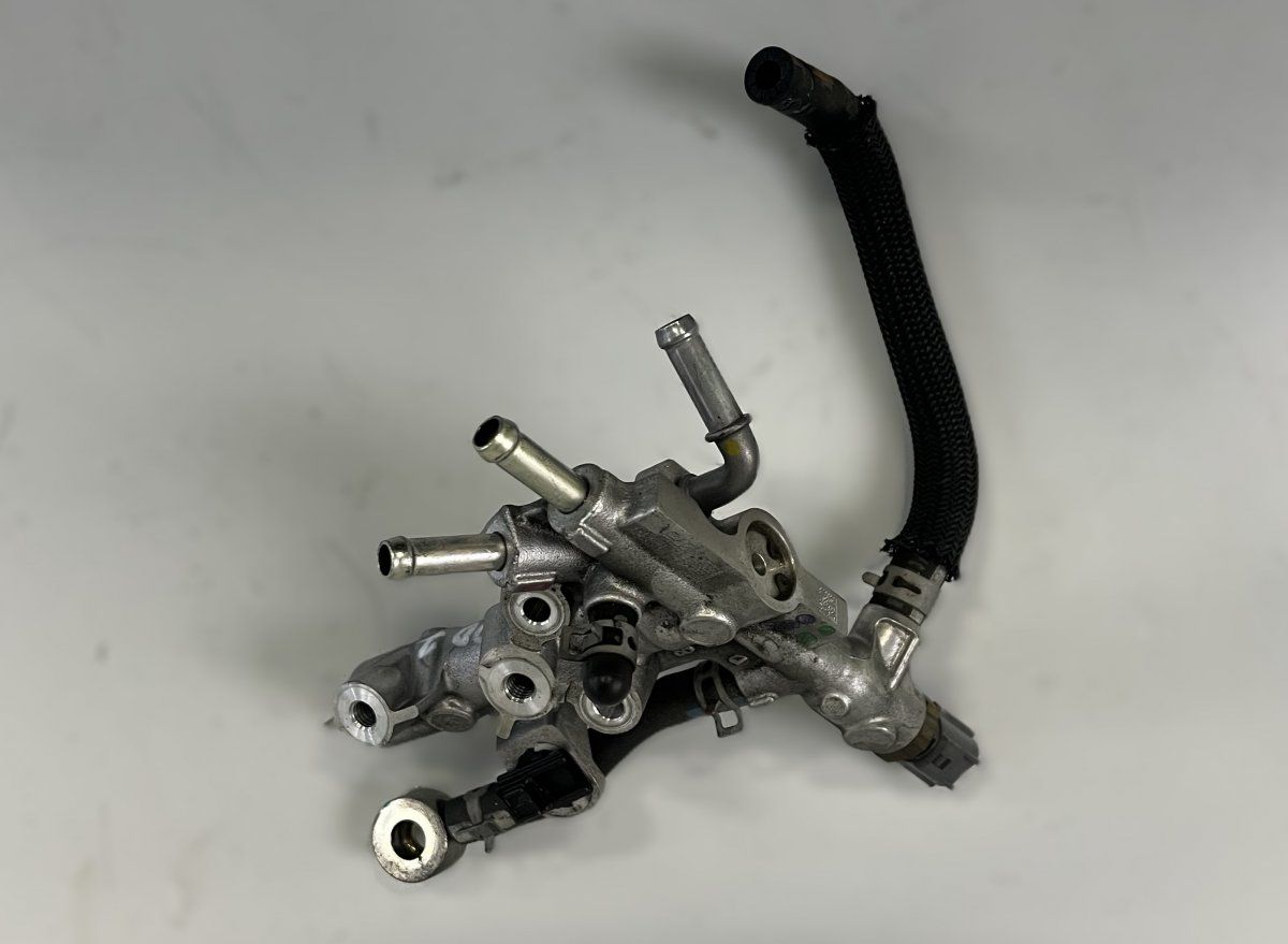 SH011327X Fuel Distributor / fuel rail MAZDA 3 III (BM) (2013-2018)