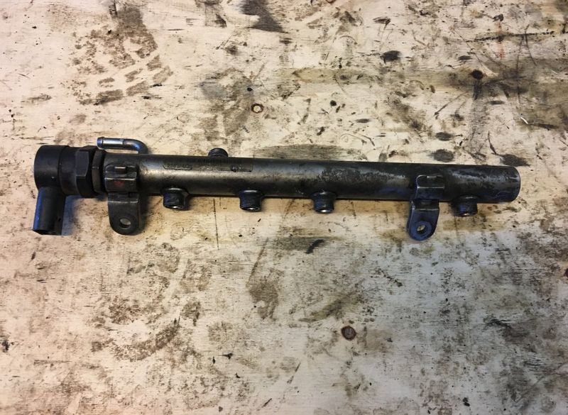 Fuel Distributor / fuel rail JEEP GRAND CHEROKEE III (WH) (2005-2010)