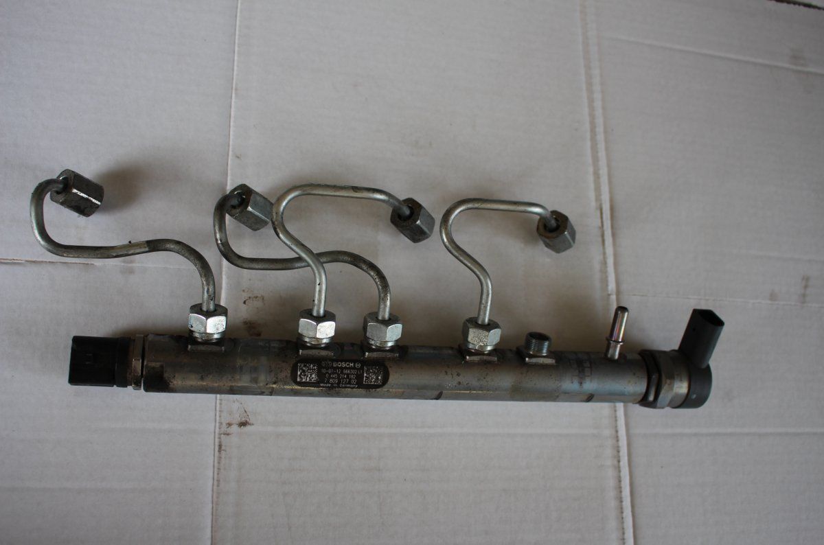 Fuel Distributor / fuel rail BMW 3 (E90, E91, E92, E93) (2005-2011)