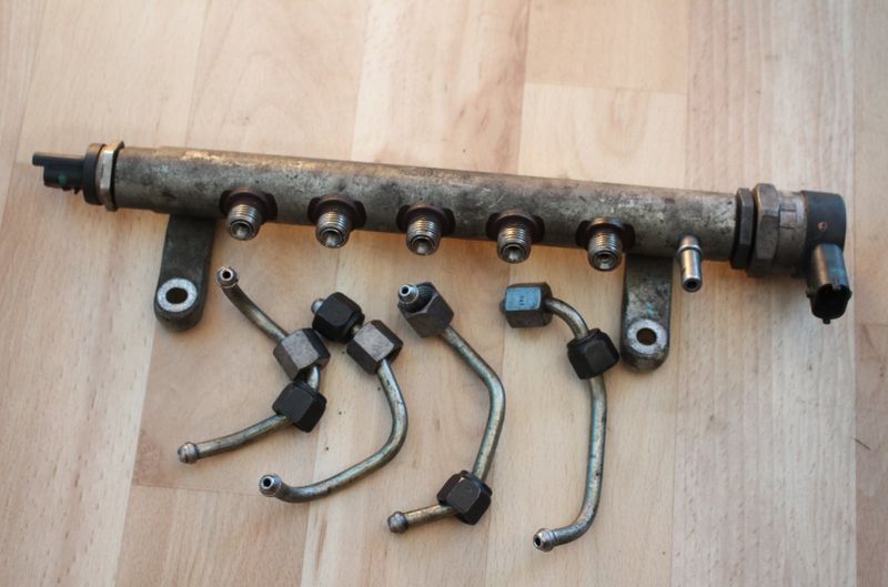 Fuel Distributor / fuel rail LAND ROVER FREELANDER II (FA) (2006-2015)