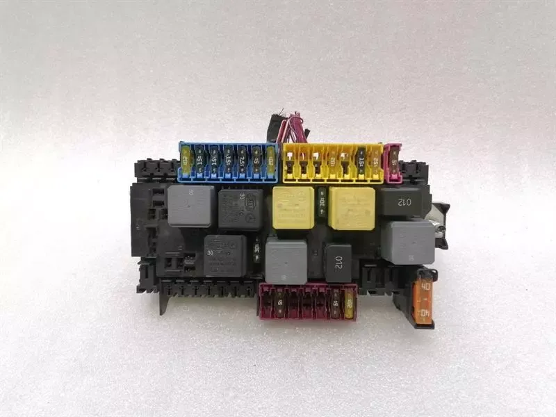 Mercedes GLS 350D Fuse Box A1669068201 Fuse Box