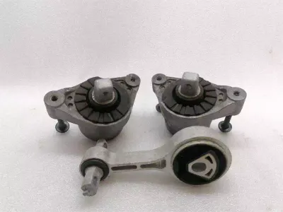 Maserati Ghibli M157 Engine Mount Set 670038978 Engine Holder Set