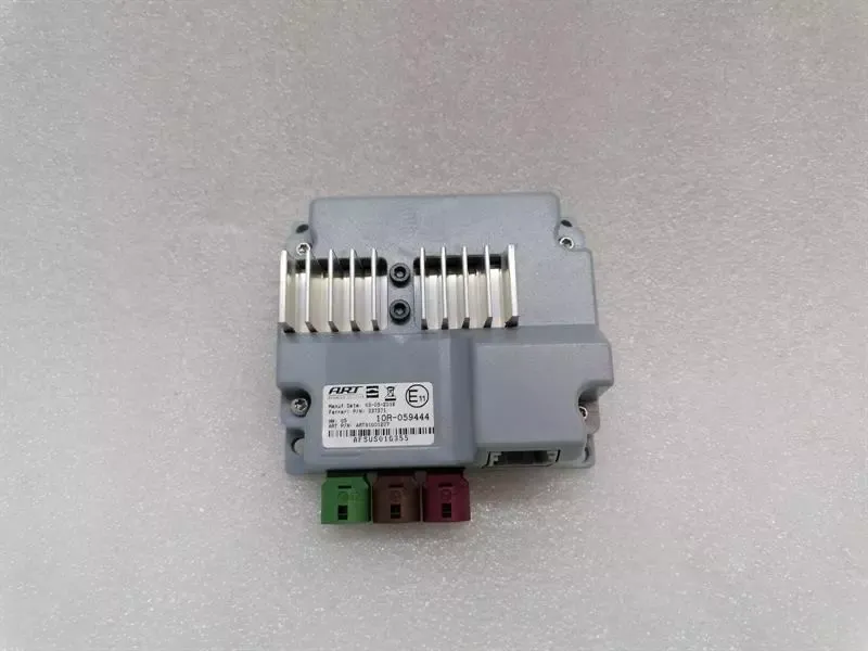 Ferrari Portofino F164 Elektronikus modul 337571 USB SPLITTER vezérlő