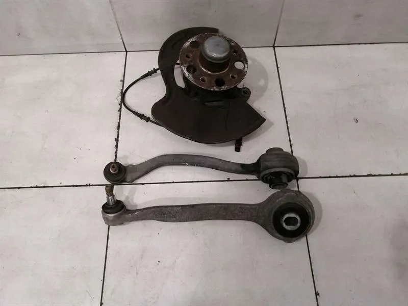 Mercedes SLK R171 SLK55 AMG FLH hub A2043320101 wheel bearing housing front left