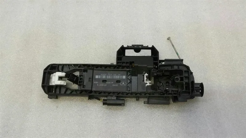 Mercedes W204 W212 door handle carrier A2047602634 door handle carrier front right