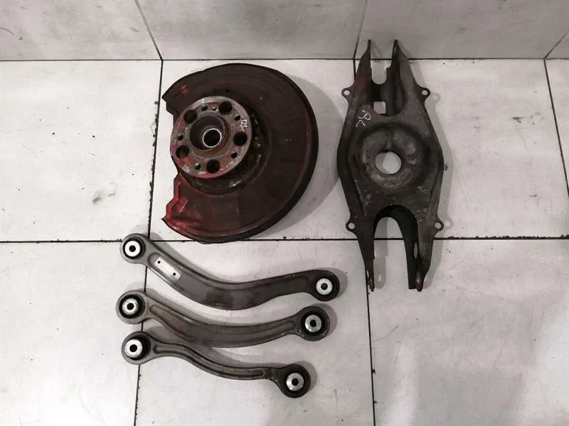 Mercedes C Class W204 C63 AMG RLH Hub A2043503108 Wheel Bearing Housing Rear Left