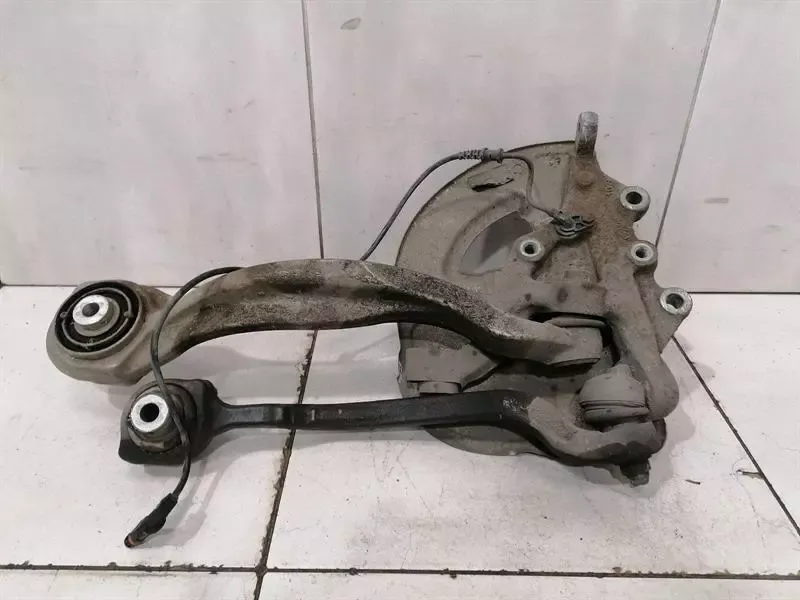 Mercedes E63 W212 Right Front Hub A2123300220 Wheel Bearing Housing Front Right