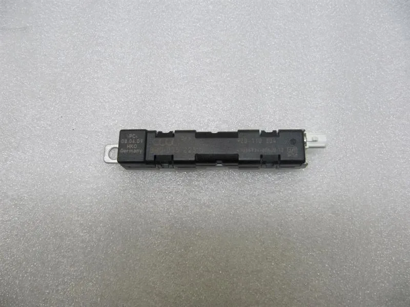 Audi Q5 8R Antena booster 8R0035225J antenna amplifier
