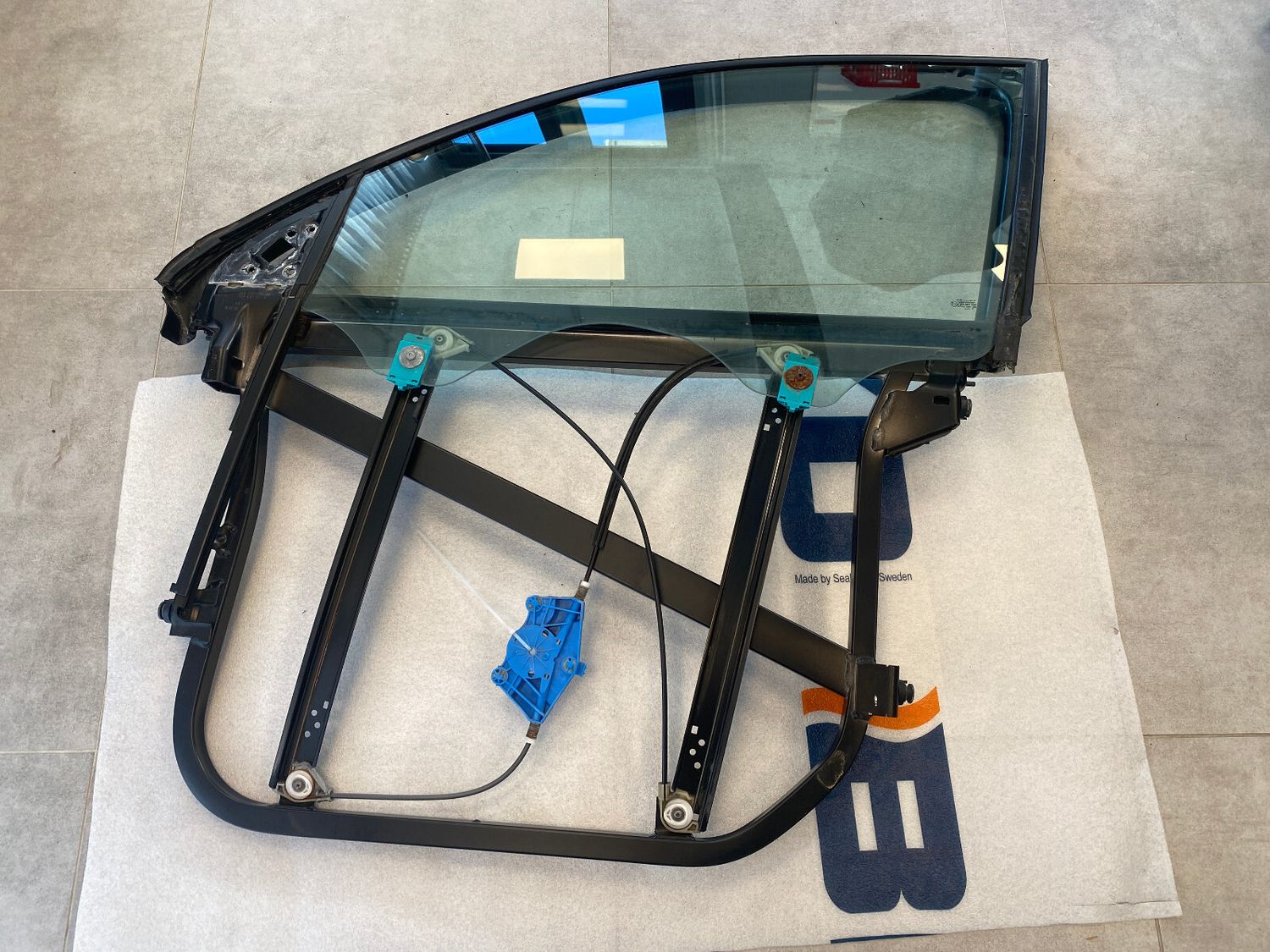 VW Touareg GENUINE Left Front Window Lift With Glass 7L0837353