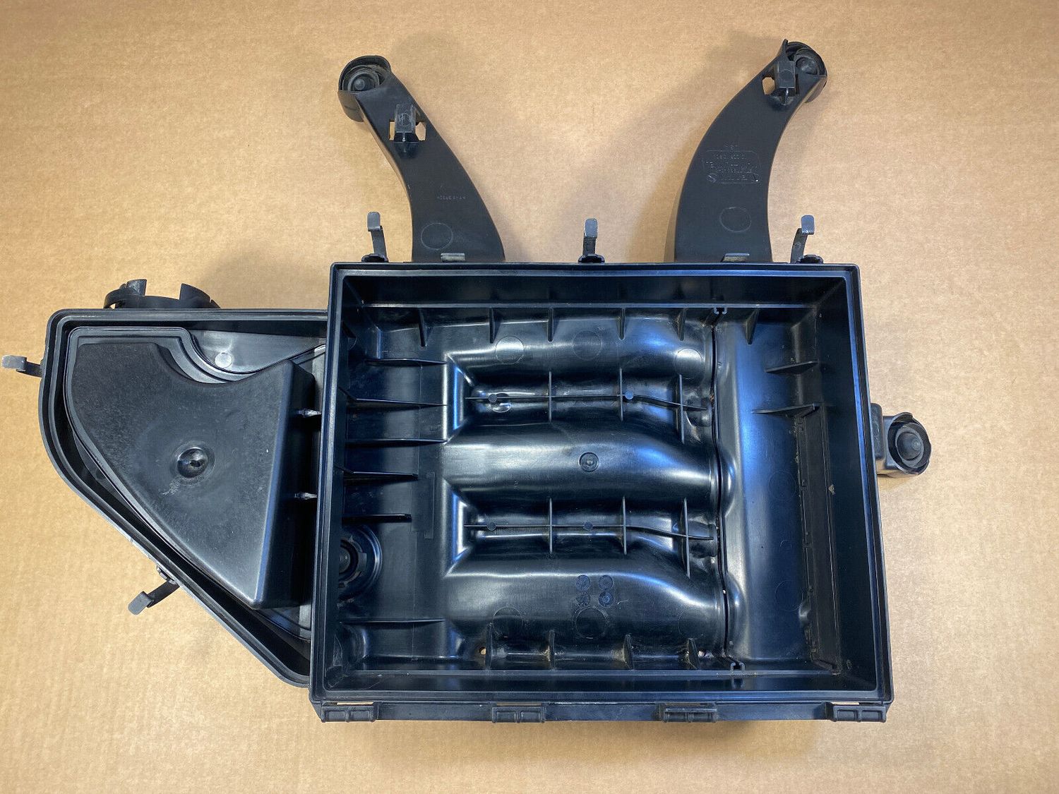 BMW E70 X5 X6 E71 Intake Air filter housing bottom 13717798340