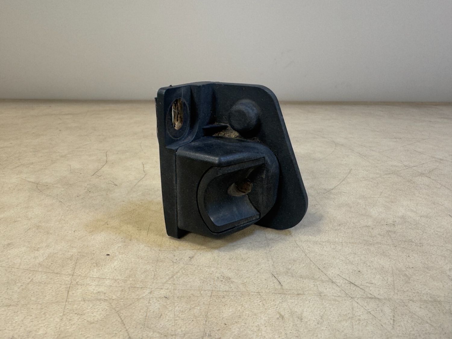 GENUINE BMW X5 E70 E70 LCI  Stop trunk lid Left LH Stopper 51247164860
