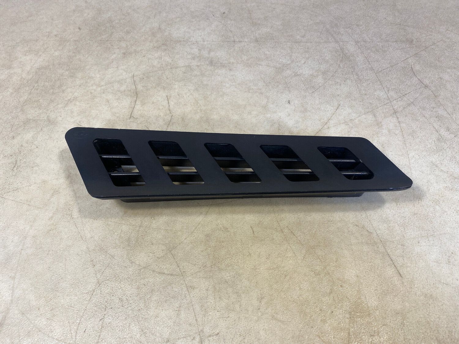 MERCEDES BENZ G class W463 RIGHT FENDER GRILLE A4638810185 GENUINE