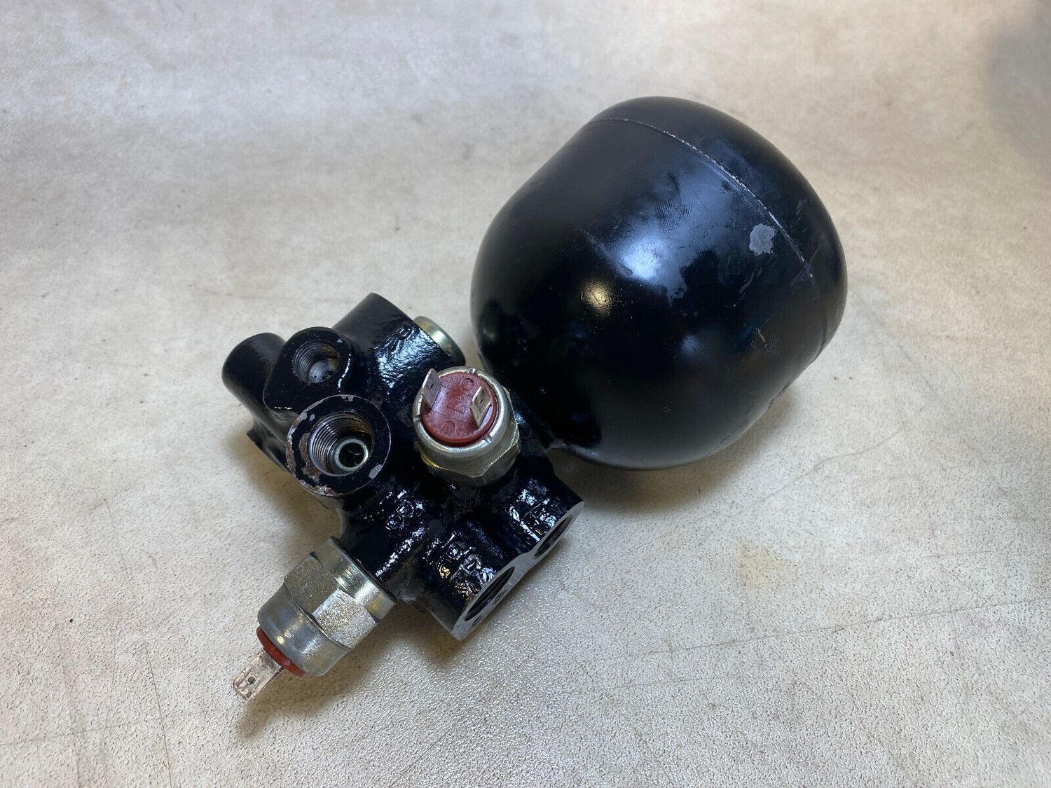 GENUINE BMW E23 7 Pressure accumulator 37211124595