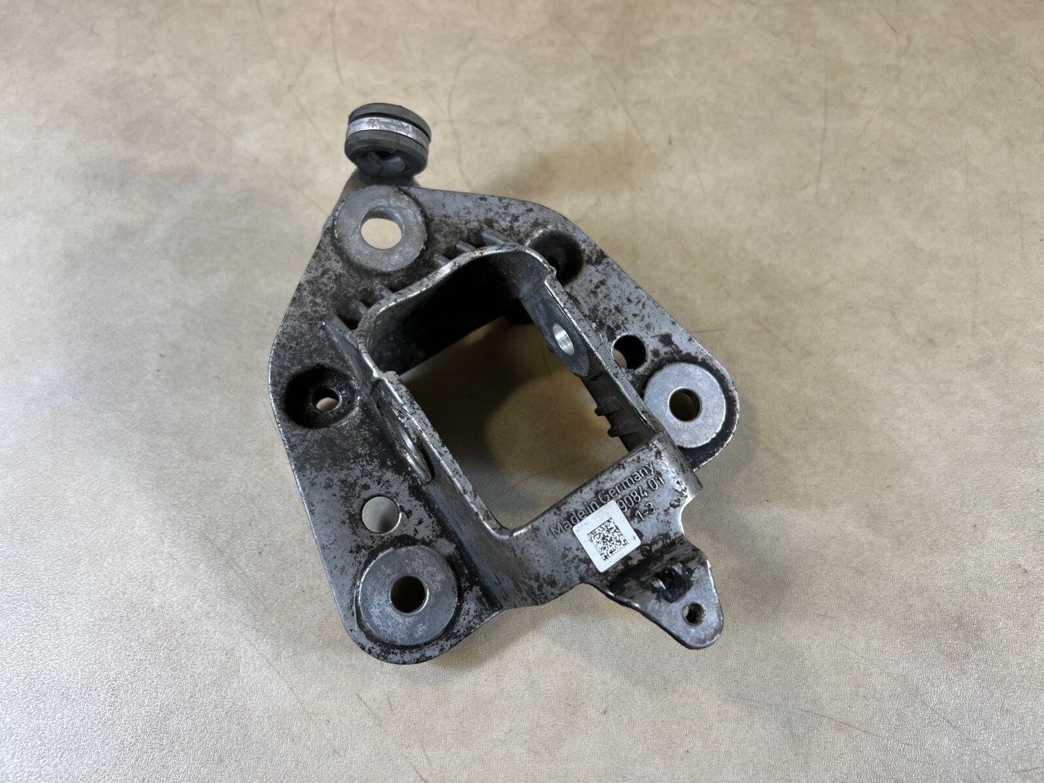 Porsche 911 991 GENUINE Rear Right Control Arm Bracket 99133132902