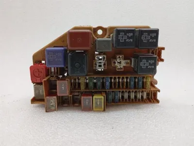 Toyota Supra Mk4 A80 93-02 biztosítékdoboz 821111B490 biztosítékdoboz