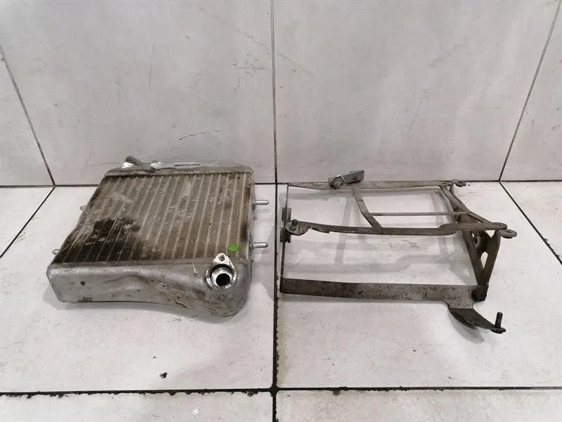 Mercedes C63 W204 Engine Oil Cooler A2095000600 Oil Cooler Radiator Damaged-