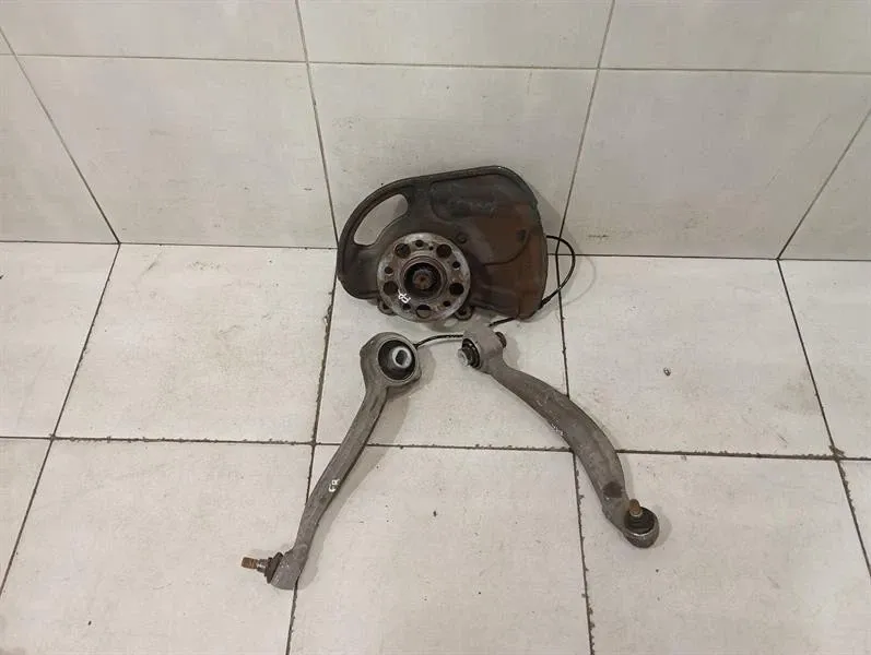 Mercedes C63 AMG W204 Right Front Hub A2043324201 Wheel Bearing Housing Front Re M156-