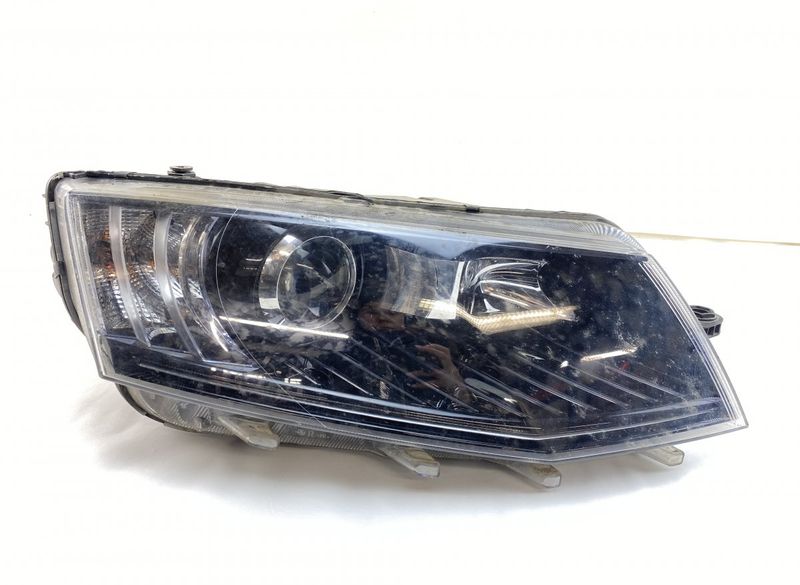 130702425100 Headlight right SKODA OCTAVIA III (5E) (2012-2019)