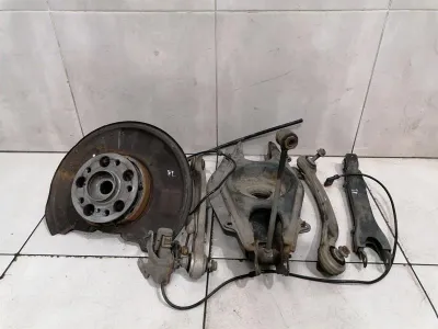 Mercedes C Class W204 Left Rear Hub A2043501341 Wheel Bearing Housing Rear Left -