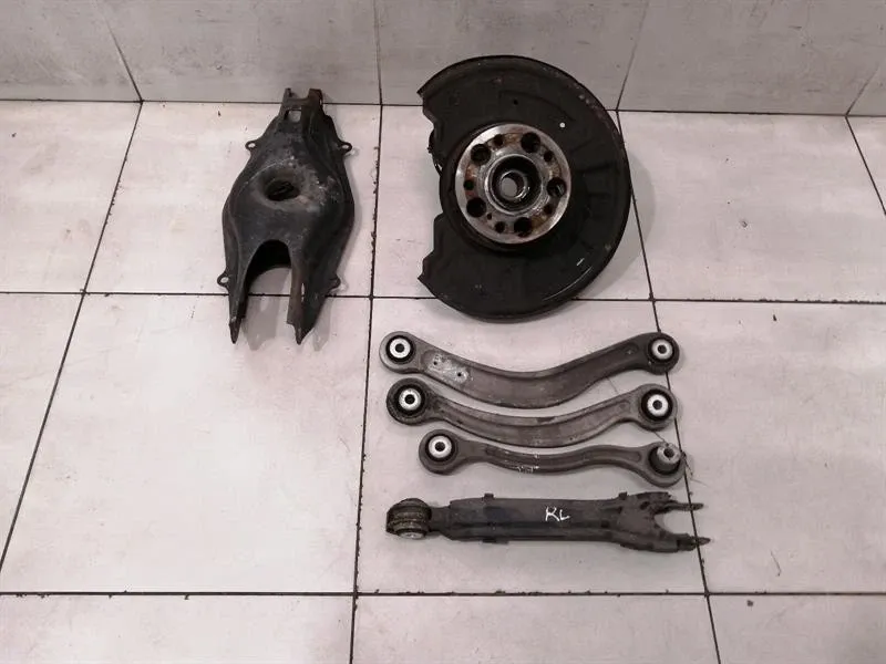 Mercedes C Class W204 Left Rear Hub A2043501341 Wheel Bearing Housing Rear Left -