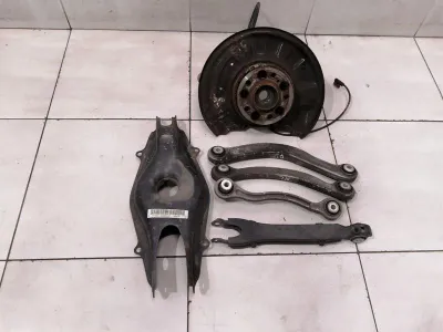 Mercedes C Class W204 Left Rear Hub A2043501341 Wheel Bearing Housing Rear Left -