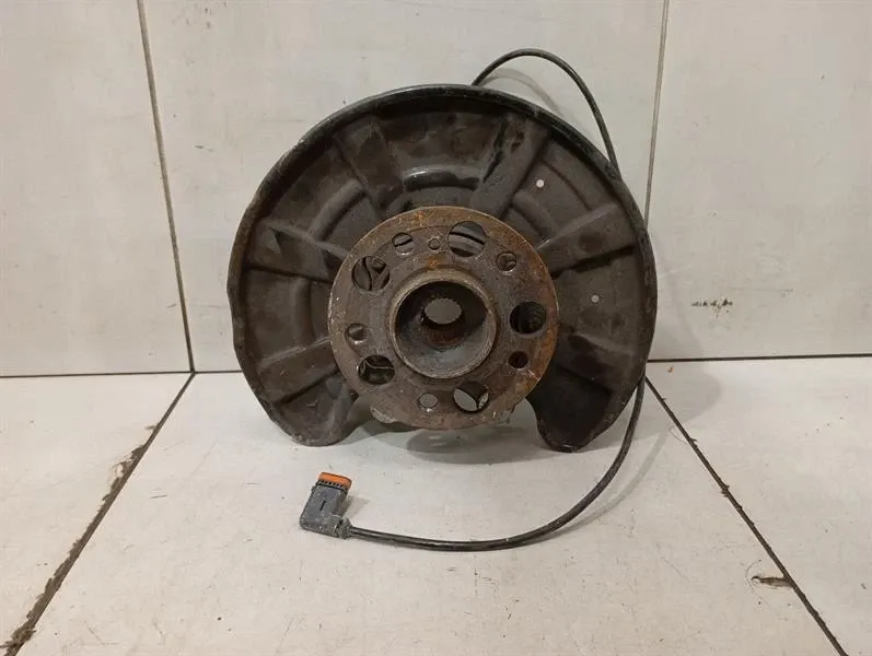 Mercedes SLK R172 Left Rear Hub A1723507700 Wheel Bearing Housing Rear Left -