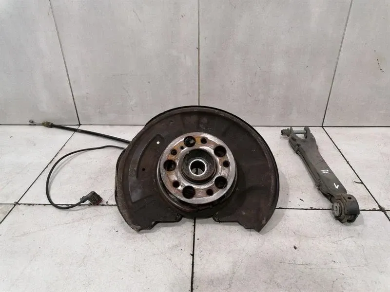 Mercedes C Class W204 Left Rear Hub A2043501341 Wheel Bearing Housing Rear Left -