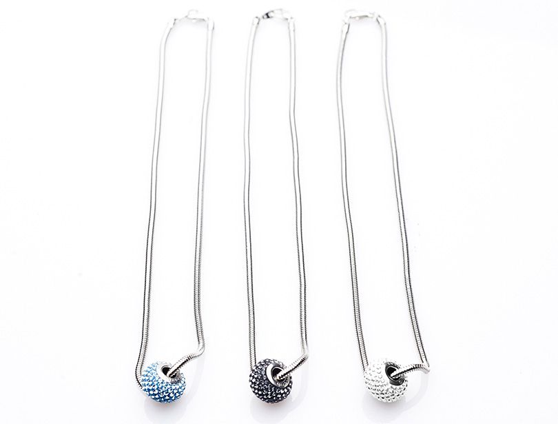 Collier avec une boule incrustée de cristaux Swarovski