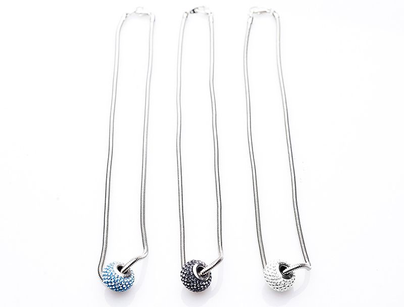 Collier avec une boule incrustée de cristaux Swarovski