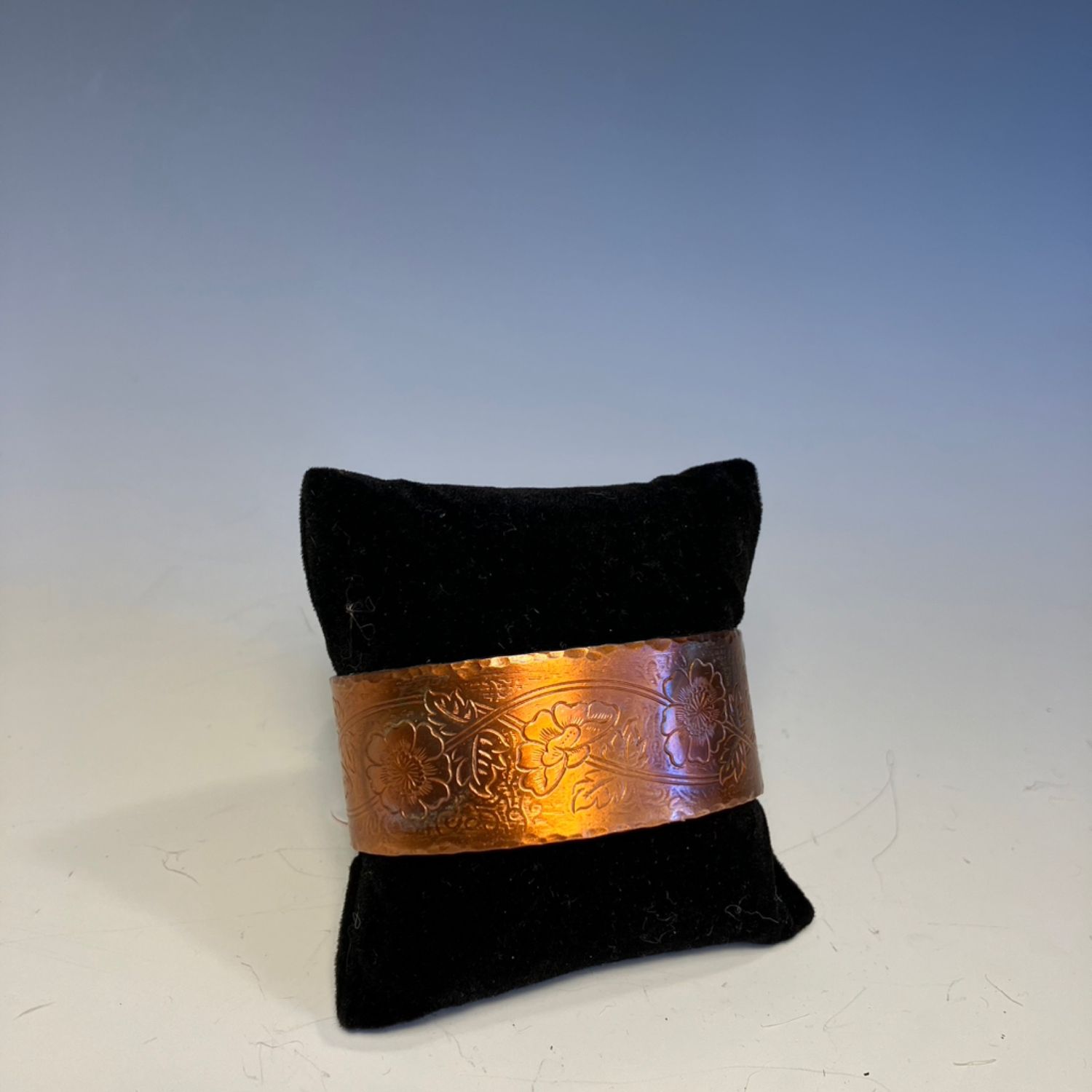 Ridge Flower Design Bracelet