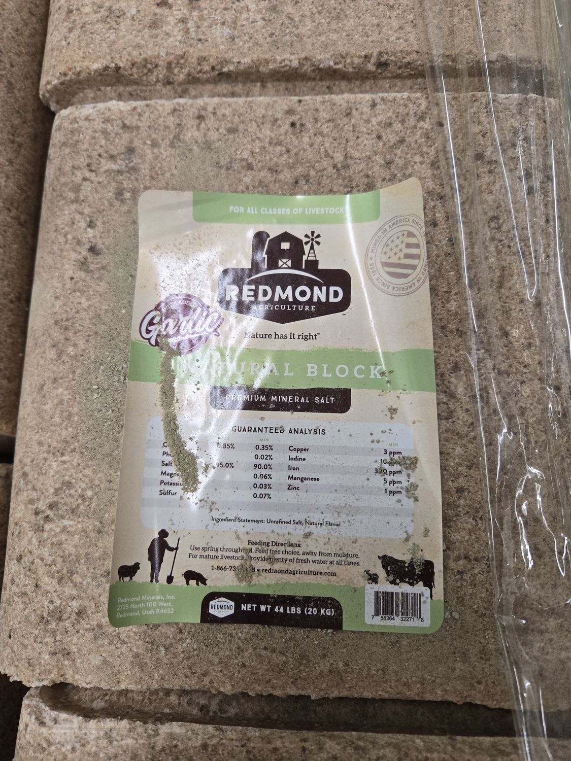 Redmond-Natural Salt Block with Garlic- 44lbs