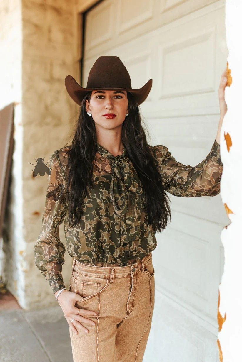 2 FLY CO. WOMEN'S BOW UP SEASON BUTTON SHIRT - CAMO