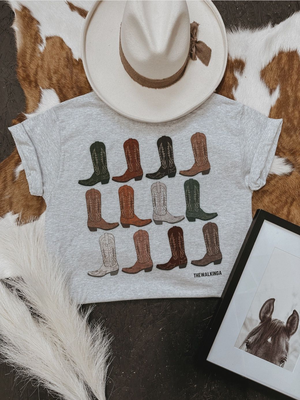 THE WALKING A WOMEN'S WALKING BOOTS GRAPHIC TEE  - SAND