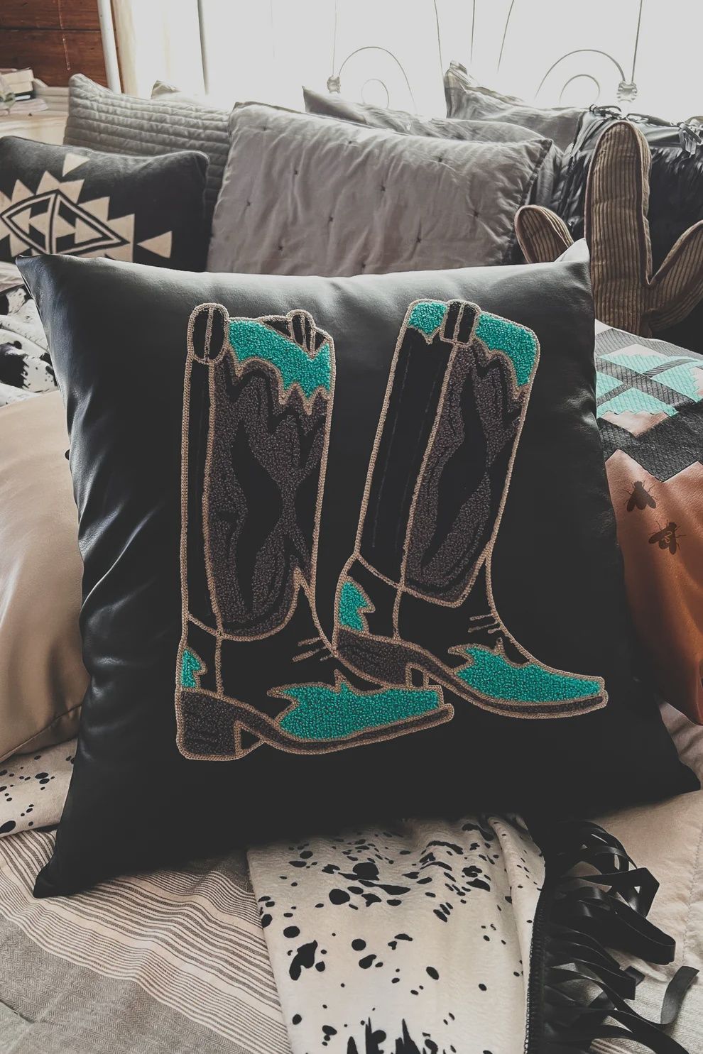 2 FLY CO. WOMEN'S SHOWCASE STEPPIN' PILLOW - BLACK