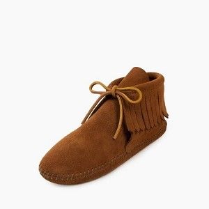 MINNETONKA WOMEN'S CLASSIC FRINGE SOFTSOLE BOOT - BROWN