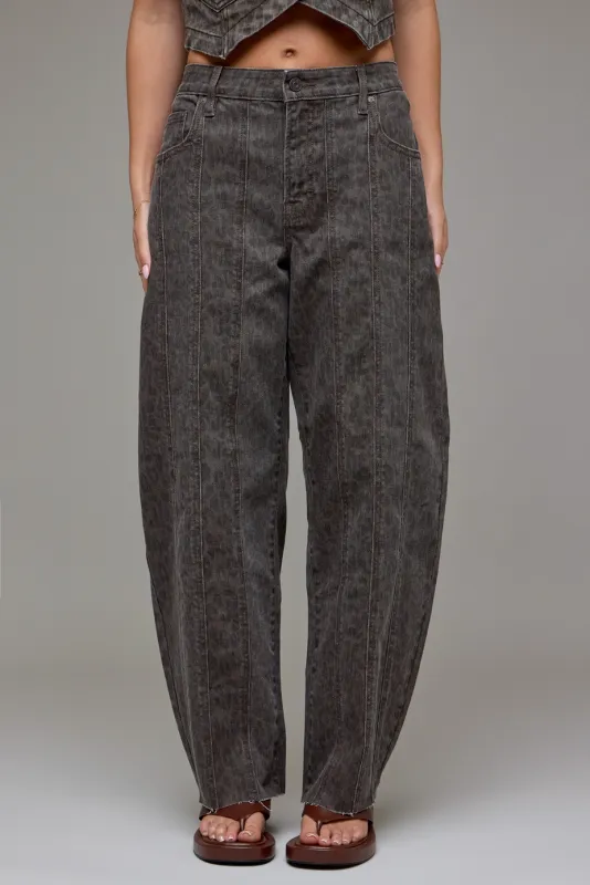 HIDDEN WOMEN'S SAMMIE SEAMED BARREL JEAN - BROWN CHEETAH