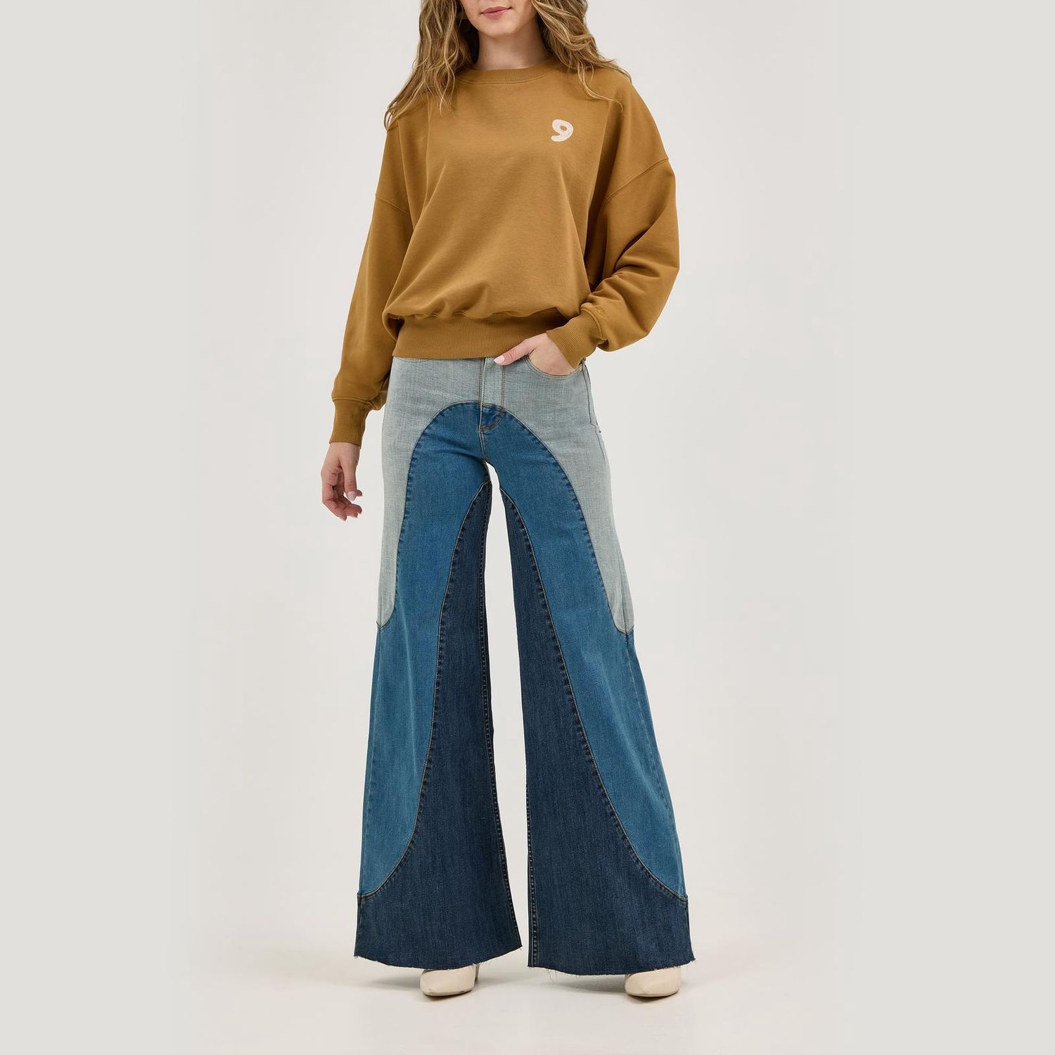 WRANGLER WOMEN'S LAINEY WILSON GOOD JEAN CREW SWEATSHIRT - BROWN